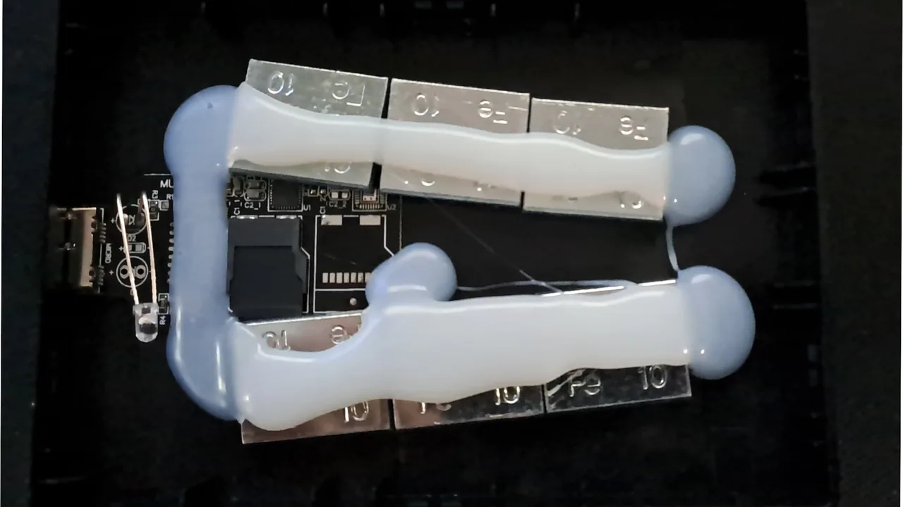 Ảnh minh họa — Reddit user mua ổ cứng giả trên eBay chỉ để tố cáo kẻ lừa đảo — hàng giả 16TB lộ diện với microSD và đồ trá hì